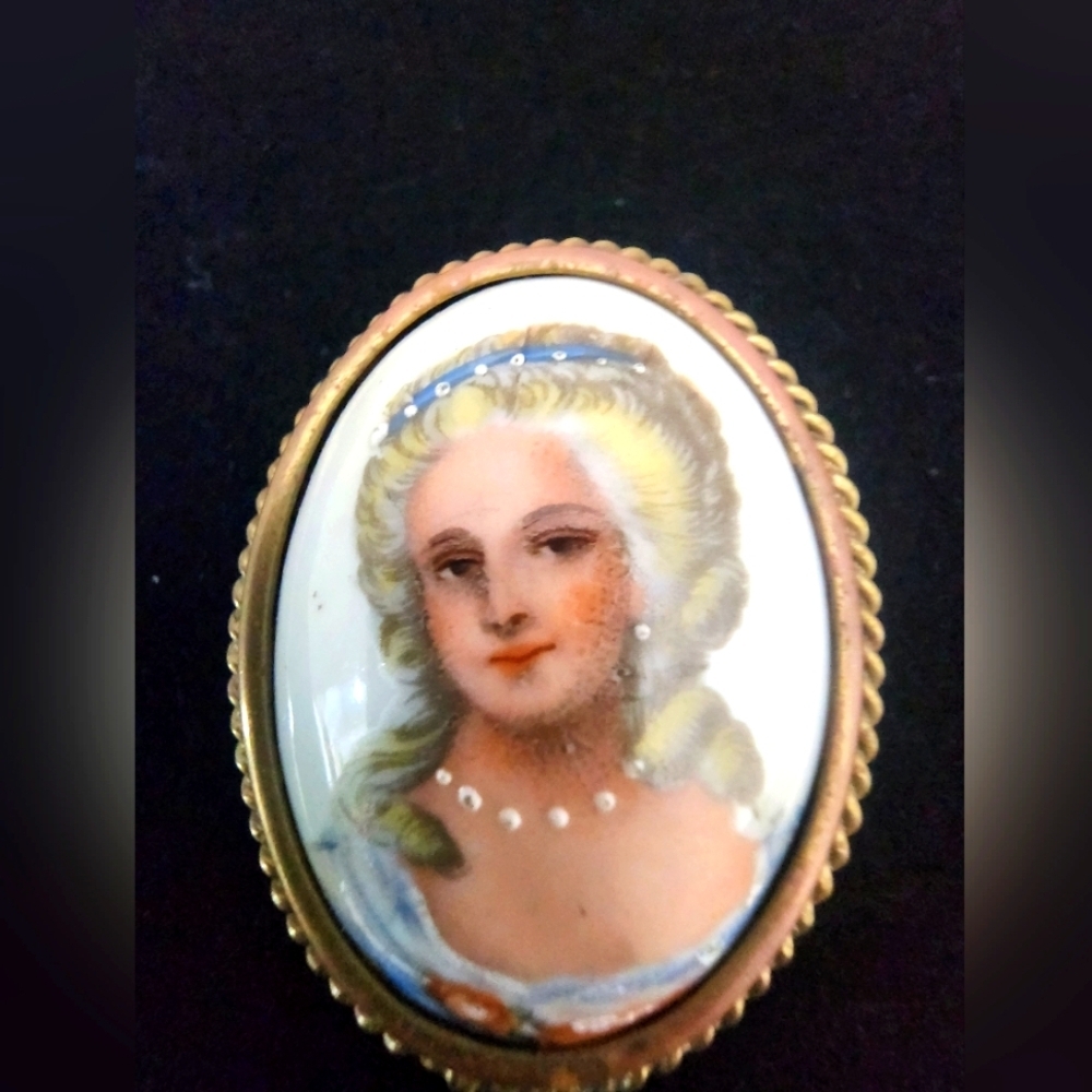 SE14 Limoges France Handpainted Porcelain Vintage Cameo Brooch